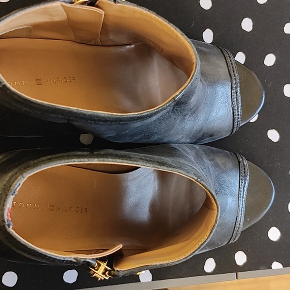 EUC Tommy Hilfiger ankle boot heels - Picture 4 of 9